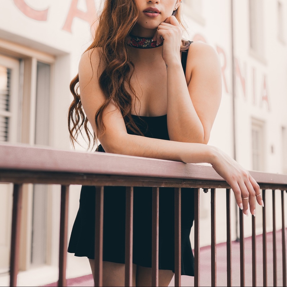 La señorita in black dress